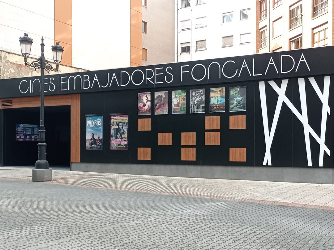 Imagen fachada Cines Embajadores Foncalada